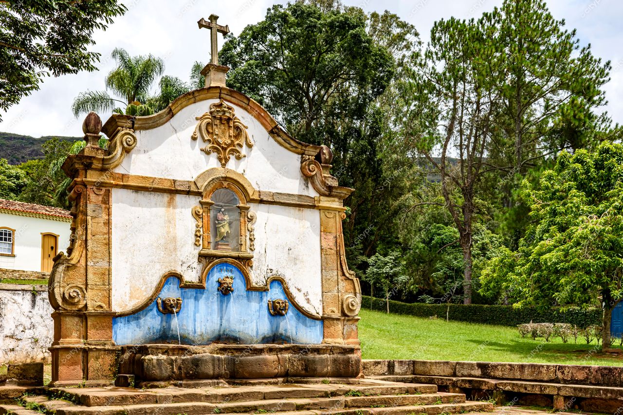 Tiradentes, Minas Gerais: Fonte histórica colonial em meio à exuberante vegetação