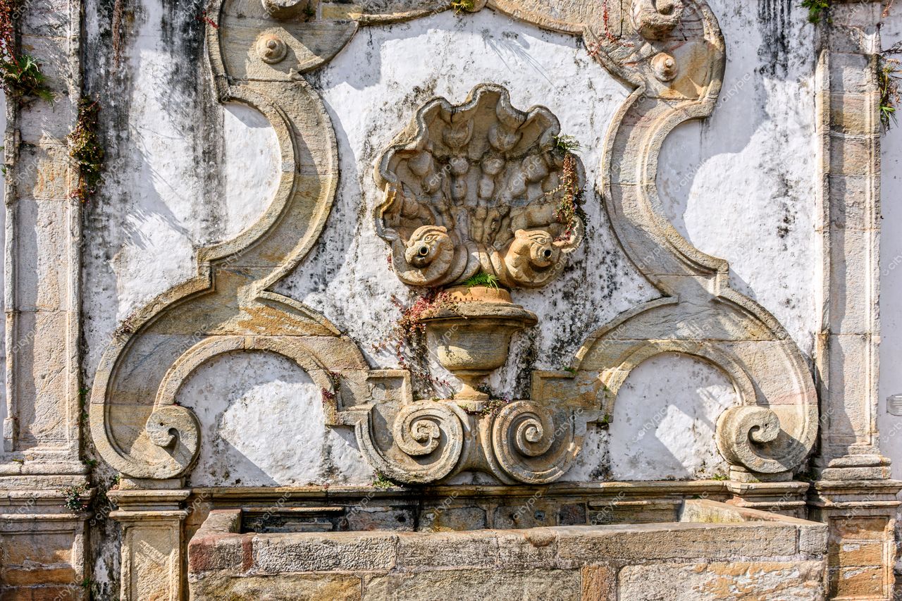 Ouro Preto, Minas Gerais: Detalhe Barroco Ornamental em Pedra com Musgo e Plantas