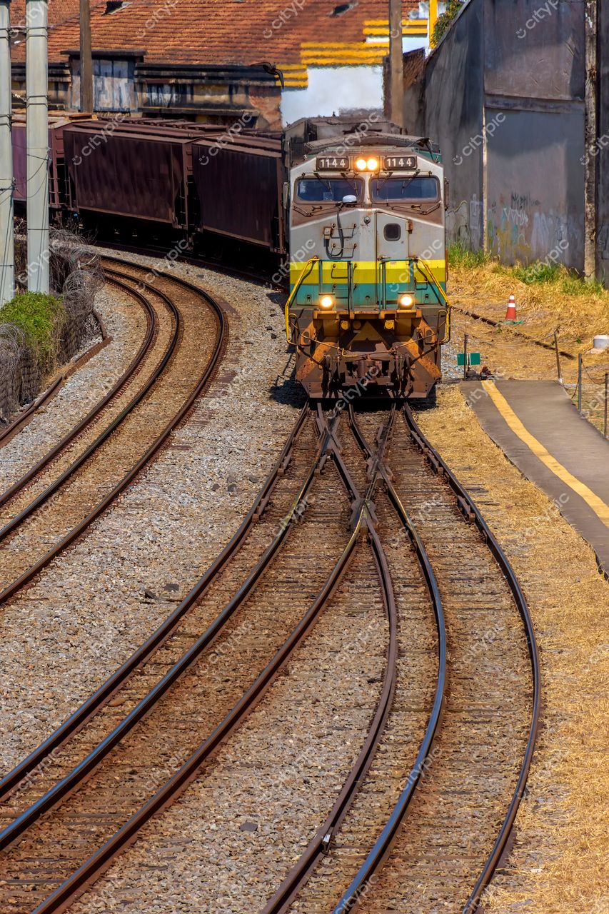 Trem 1144 se aproximando em curva acentuada na cidade de Belo Horizonte, Minas Gerais: a intersecção entre o transporte moderno e o ambiente urbano histórico