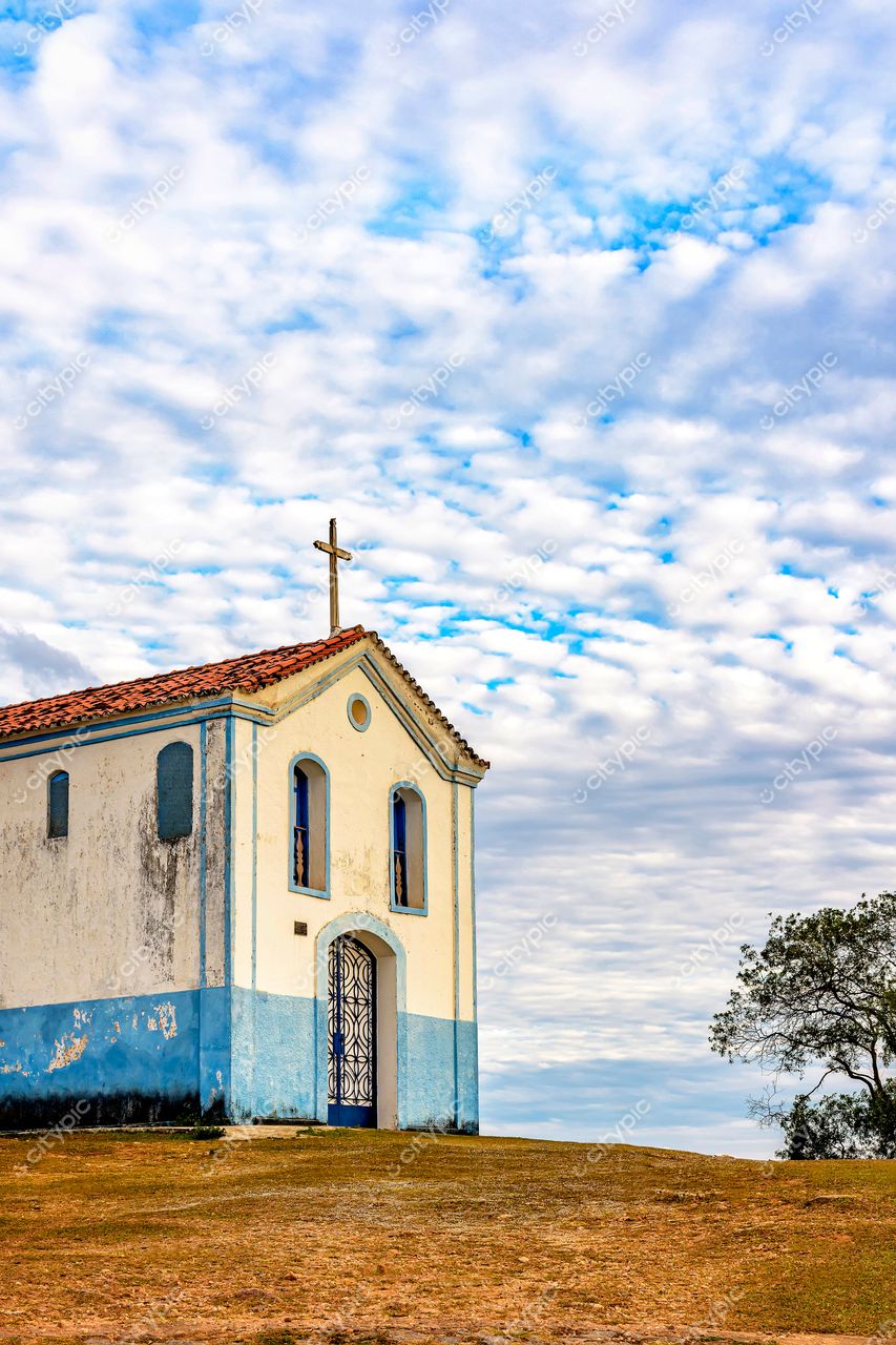 Sabará, Minas Gerais, Brasil: Igreja histórica em uma colina com fachada branca e azul