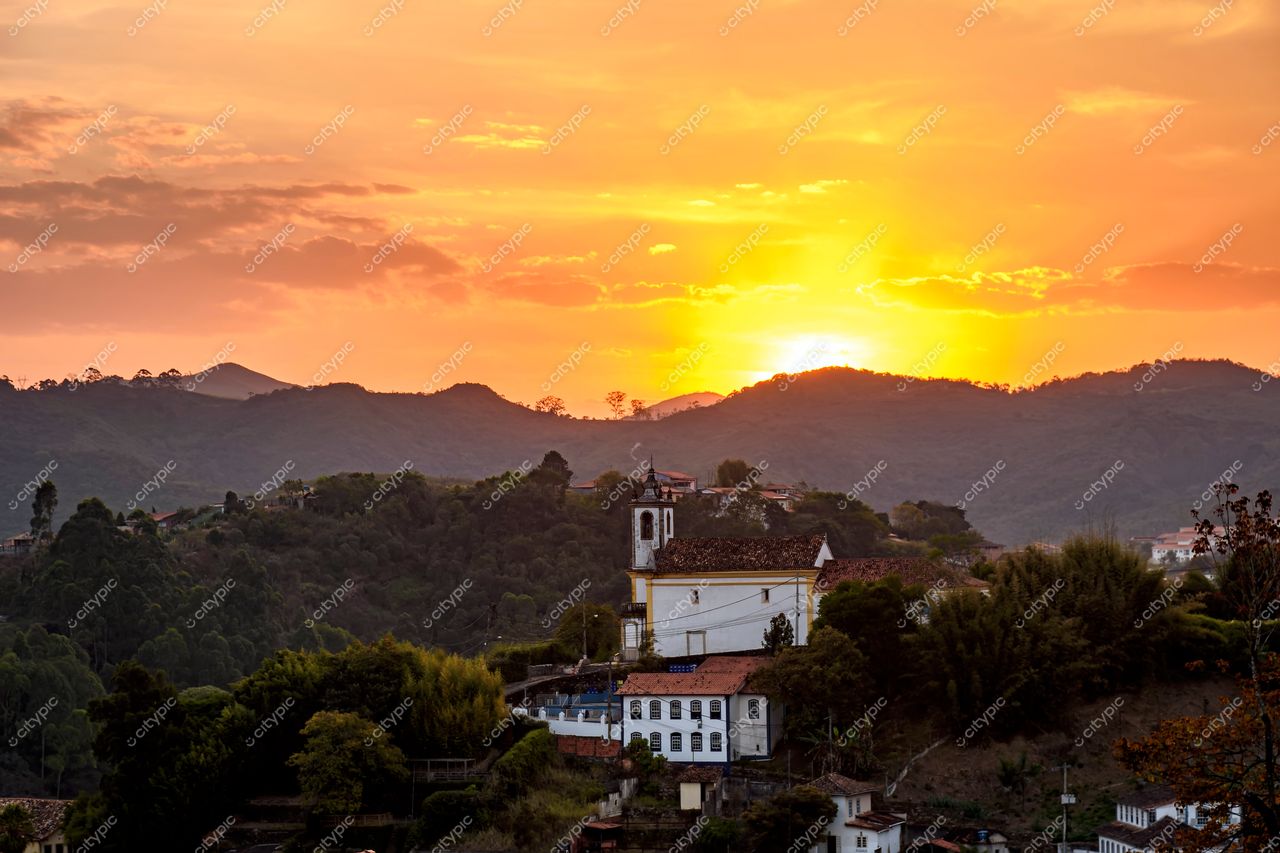 Ouro Preto, Minas Gerais: Pôr do sol sobre as montanhas e construções históricas