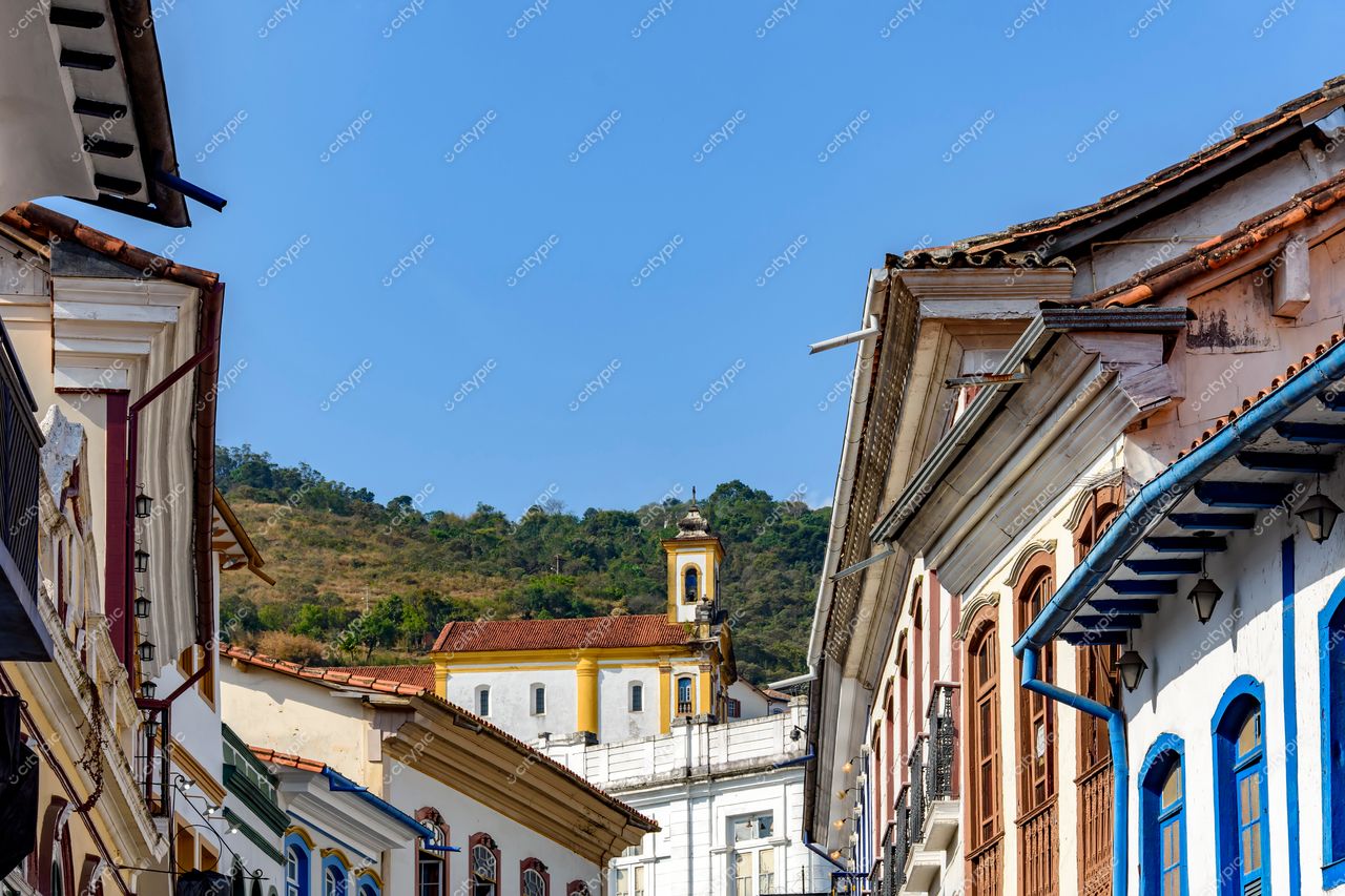 Ouro Preto, Minas Gerais: Rua charmosa com arquitetura colonial e igreja barroca ao fundo