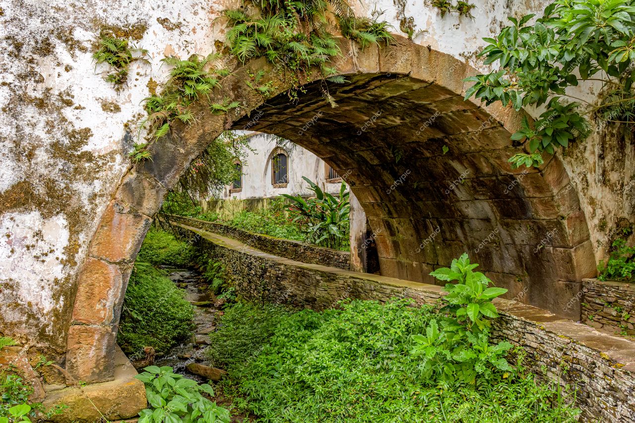 Ouro Preto, Minas Gerais: Arcada de Pedra e Vegetação Exuberante – Um Retrato da Arquitetura Colonial Brasileira