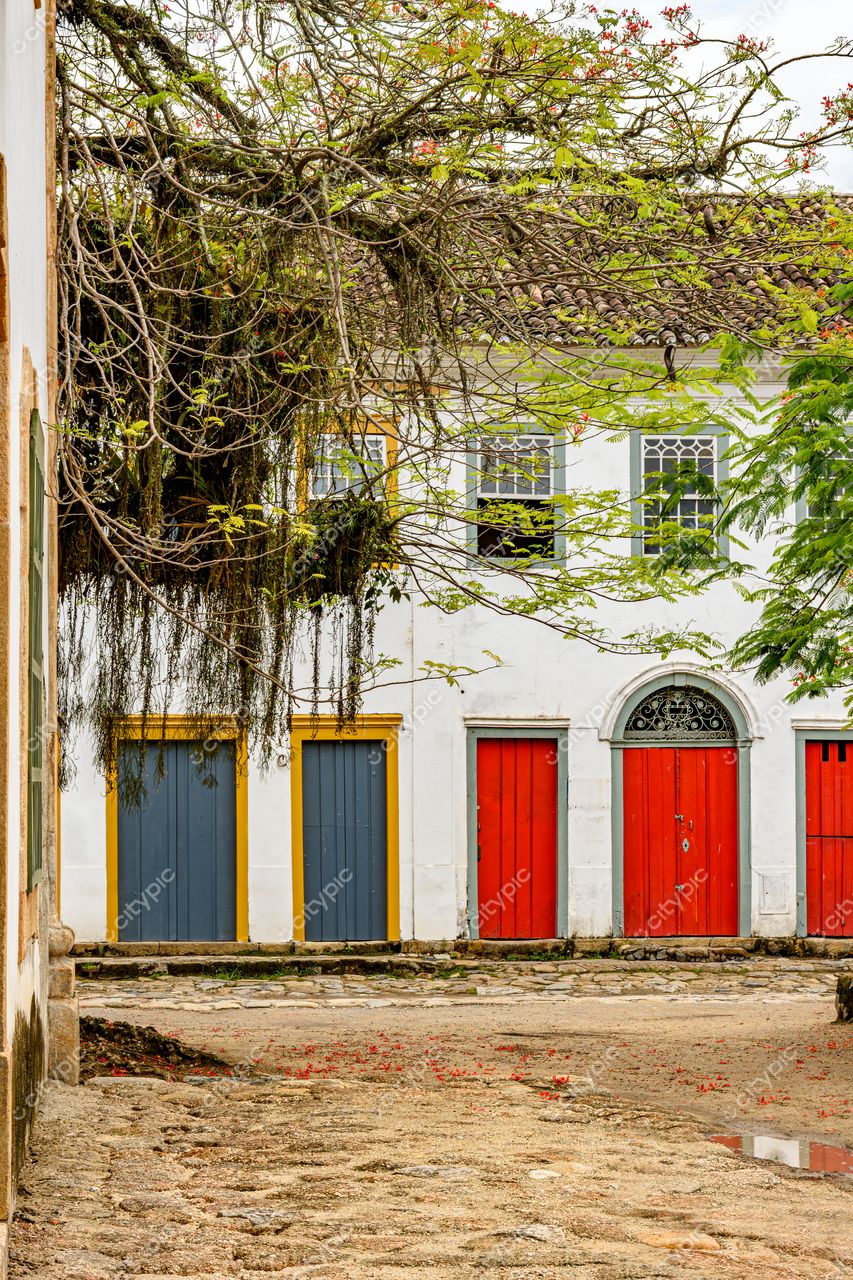 Paraty, Rio de Janeiro: Paredão colonial com portas coloridas e vegetação exuberante