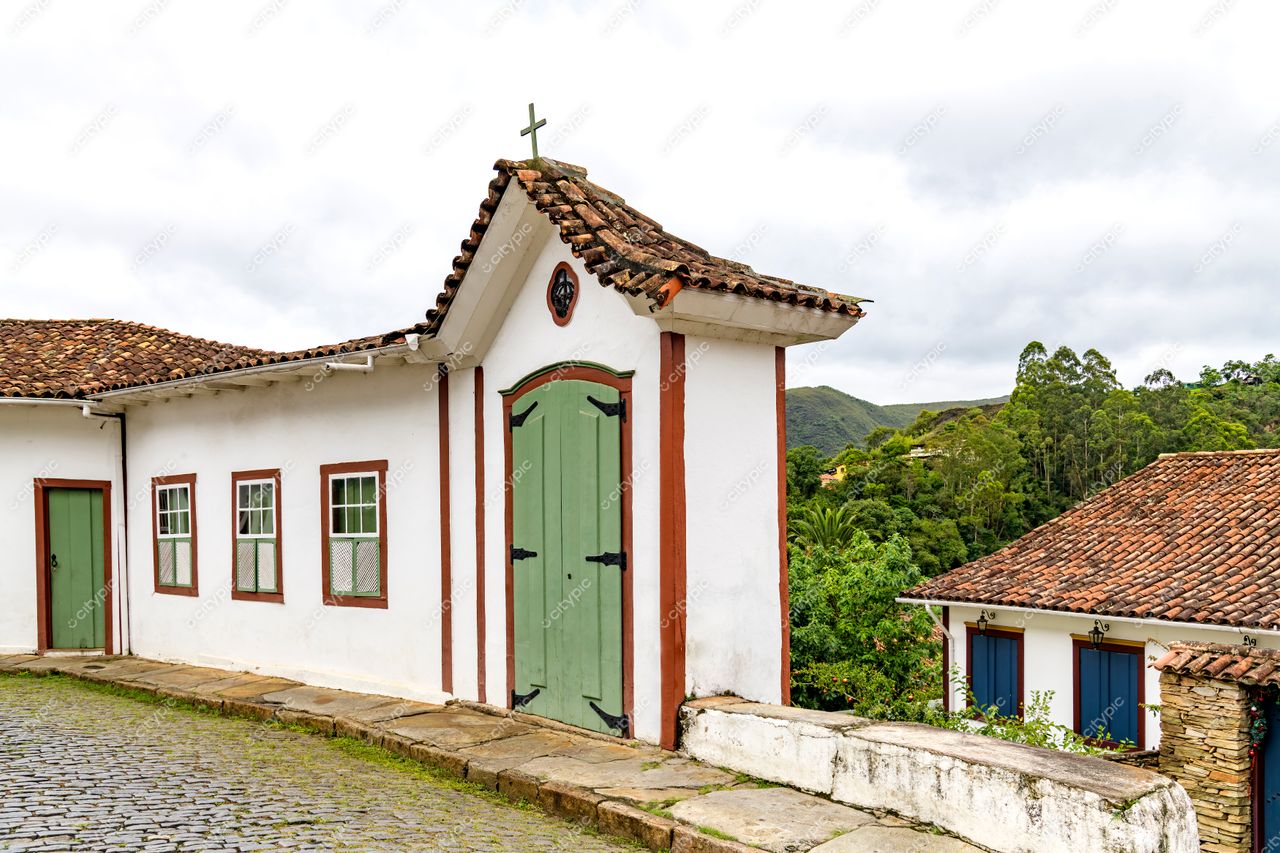 Ouro Preto, Minas Gerais: Casa colonial com fachada branca e detalhes em vermelho
