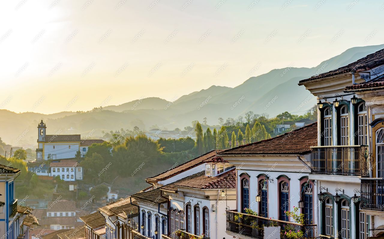 Ouro Preto, Minas Gerais: Amanhecer entre casas coloniais e montanhas