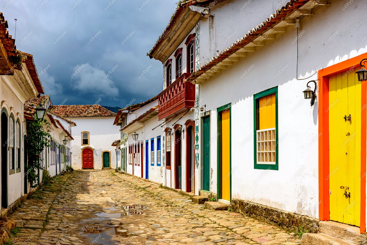 Paraty, Rio de Janeiro: Rua pitoresca e colorida em meio à tempestade iminente