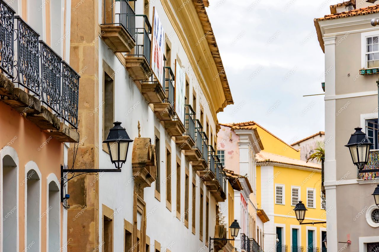 Pelourinho, Salvador: Charme e cores vibrantes em uma rua histórica