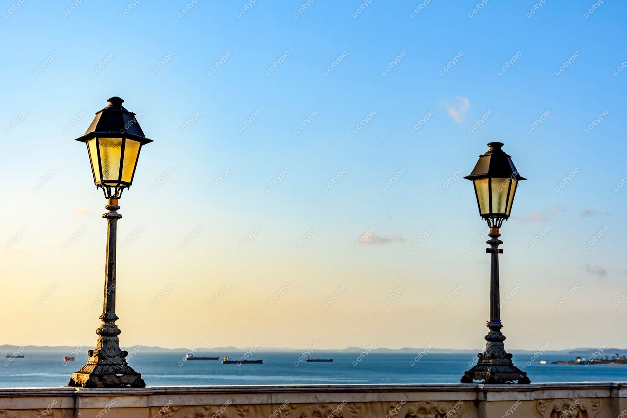 Postes clássicos e horizonte marítimo: Salvador, Bahia, Brasil