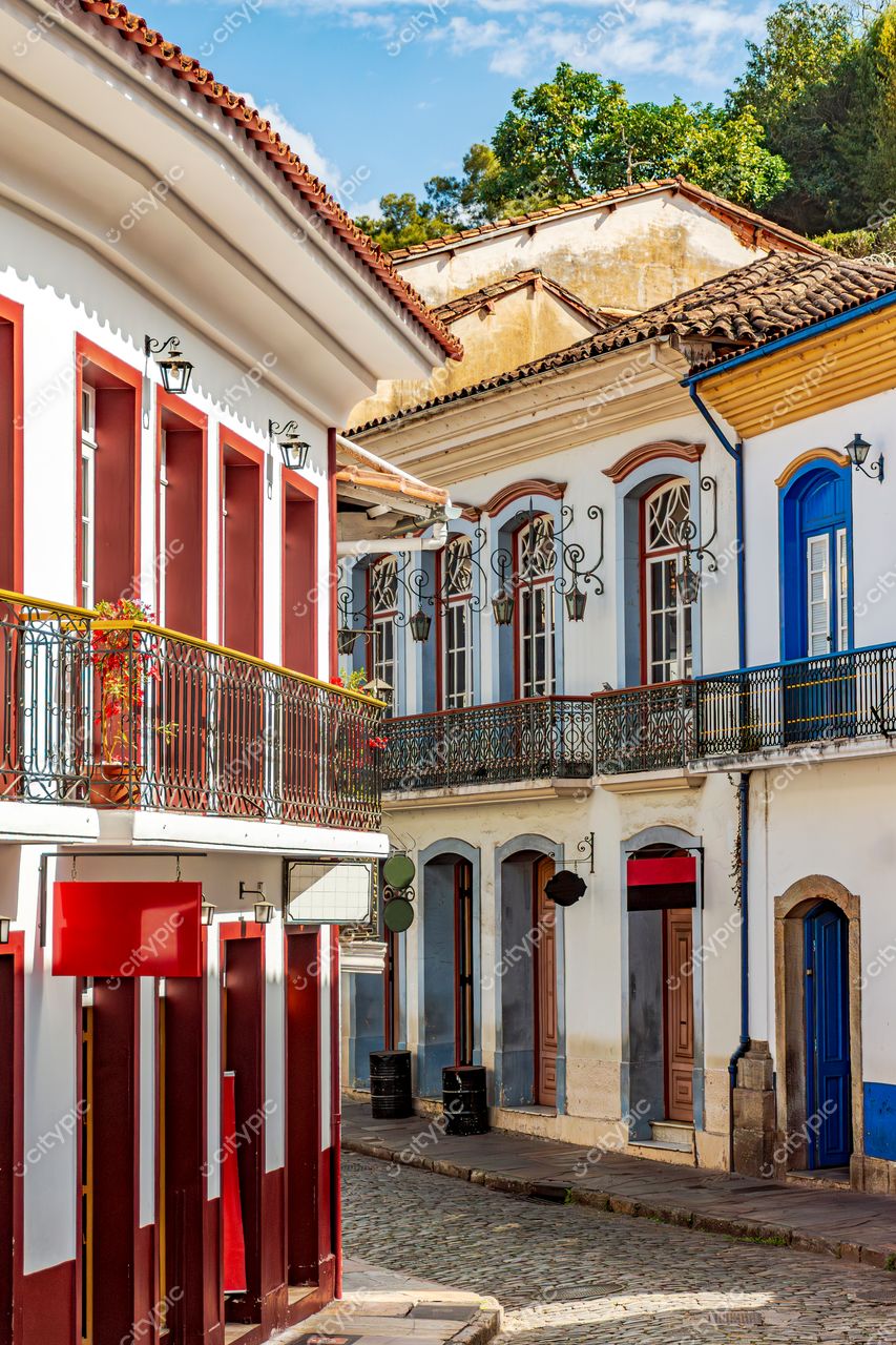 Ouro Preto, Minas Gerais: Rua charmosa com arquitetura colonial e cores vibrantes