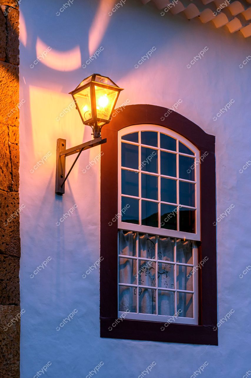 Tiradentes, Minas Gerais: Cena urbana nostálgica ao crepúsculo