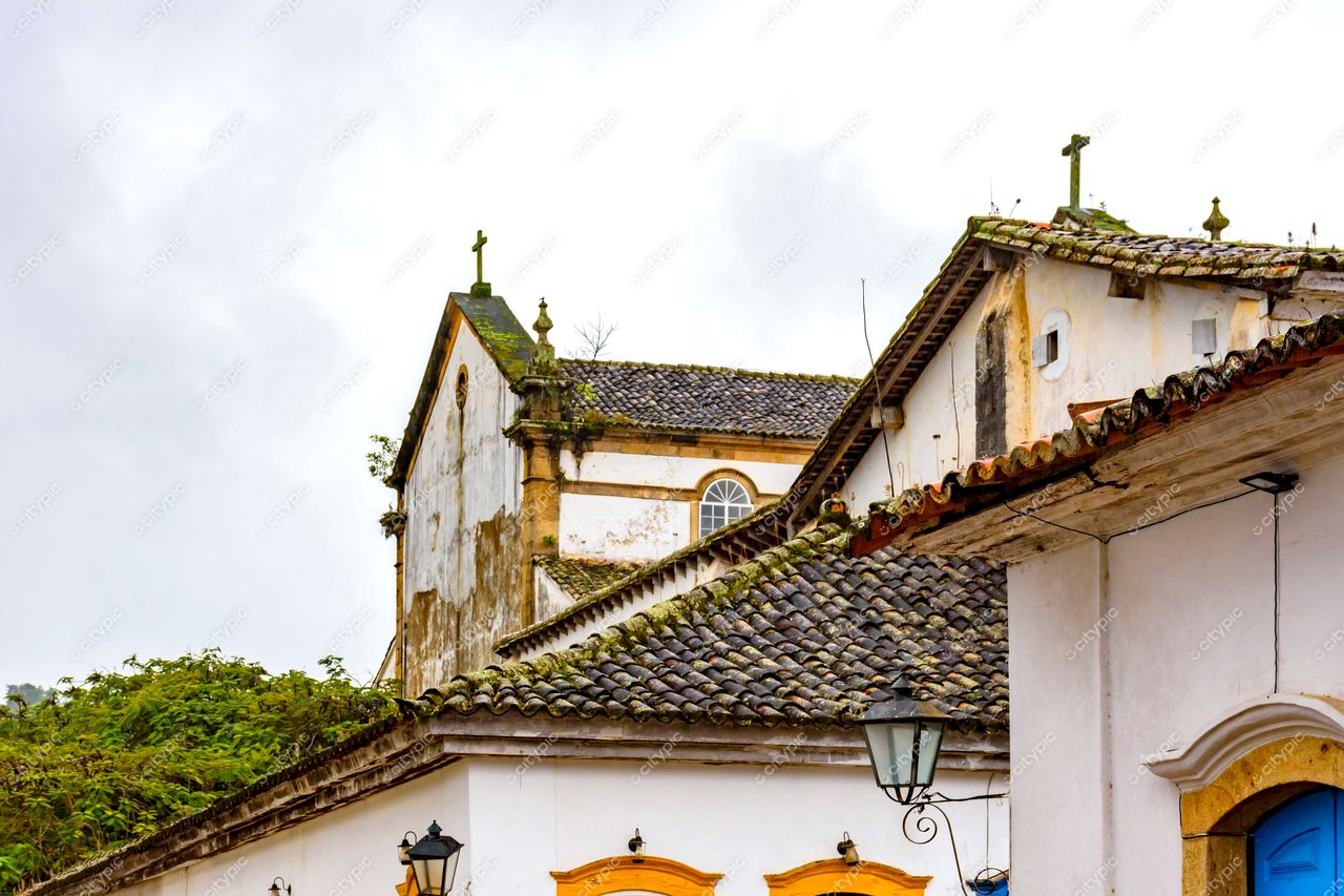 Paraty, Rio de Janeiro: Arquitetura Colonial e Histórica sob um Céu Nublado