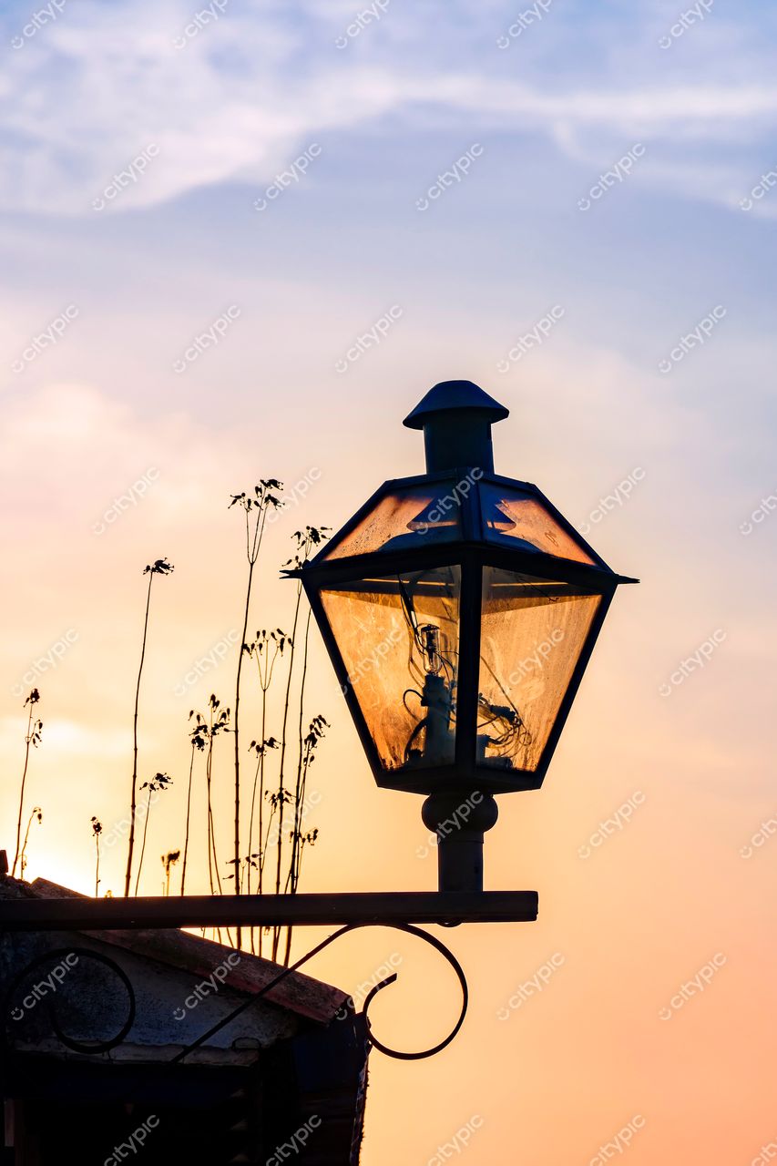 Ouro Preto, Minas Gerais: Lâmpada Vintage em Silhueta ao Pôr do Sol