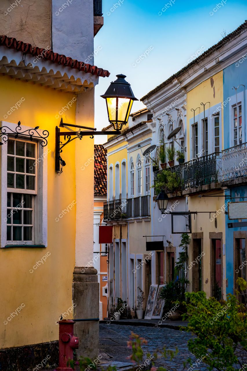 Pelourinho, Salvador: Encanto colonial em tons de azul e amarelo