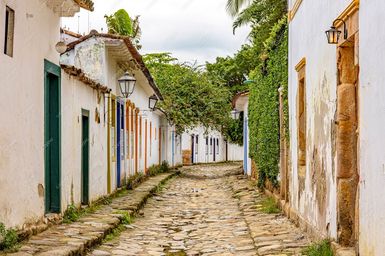 Paraty, Rio de Janeiro: Rua de Paralelepípedos com Casas Coloridas e Atmosfera Acolhedora