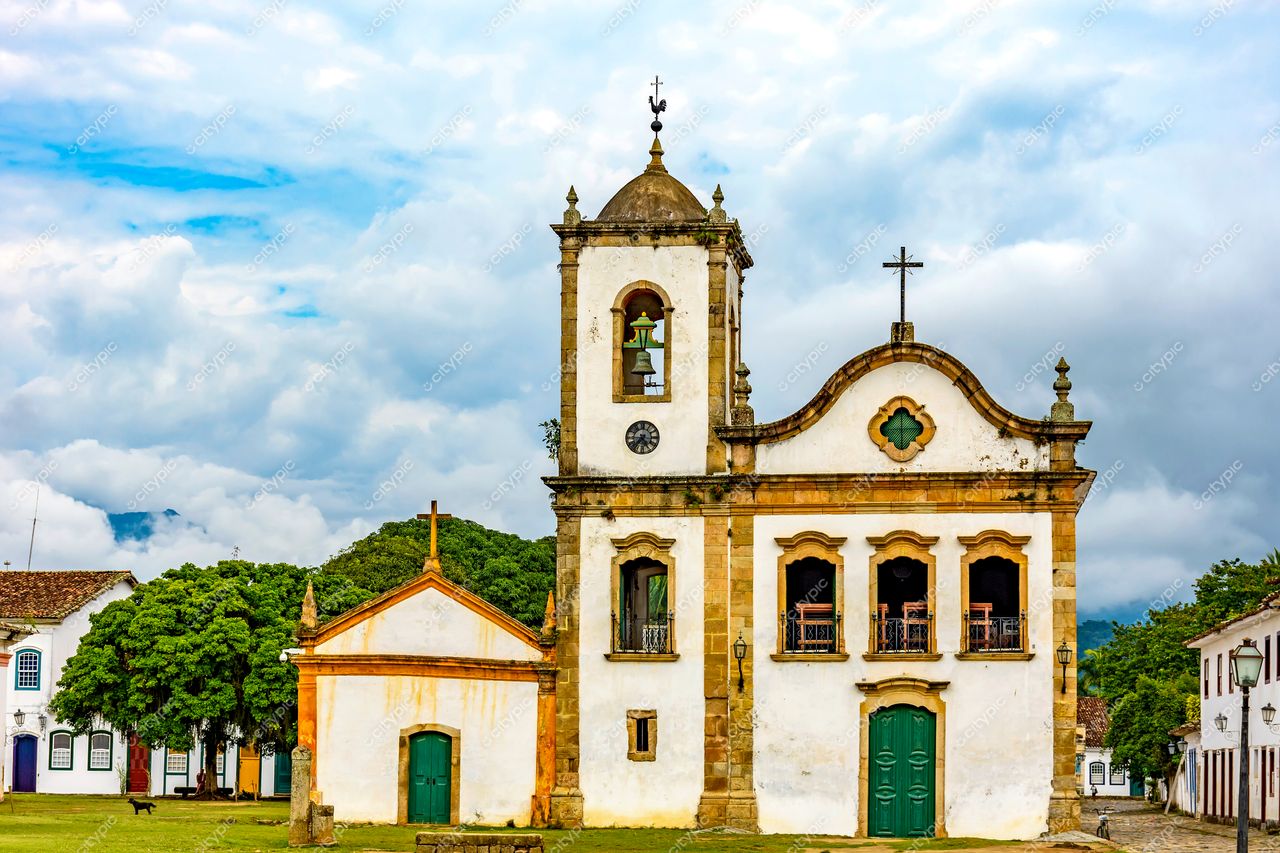 Paraty, Rio de Janeiro: Vista encantadora da Igreja de Santa Rita e sua capela complementar