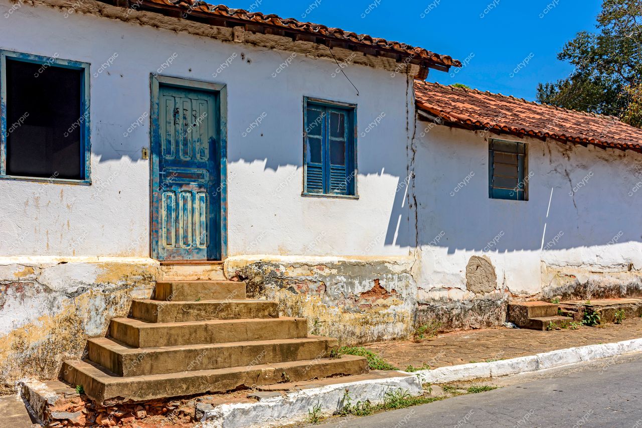 Lagoa Santa, Minas Gerais: Casa Antiga de Charme Rústico sob o Céu Azul