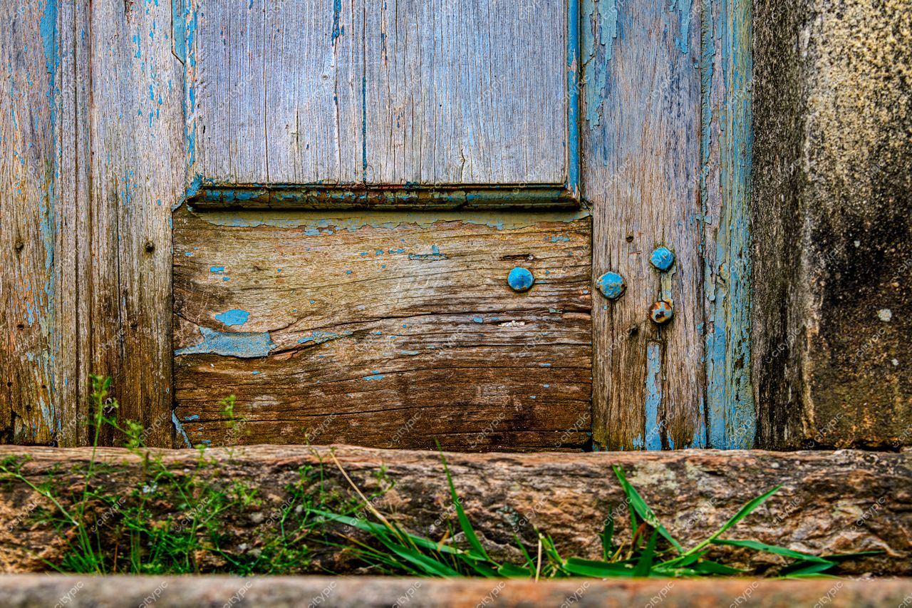 Ouro Preto, Minas Gerais: Porta de madeira antiga com charme nostálgico e detalhes rústicos