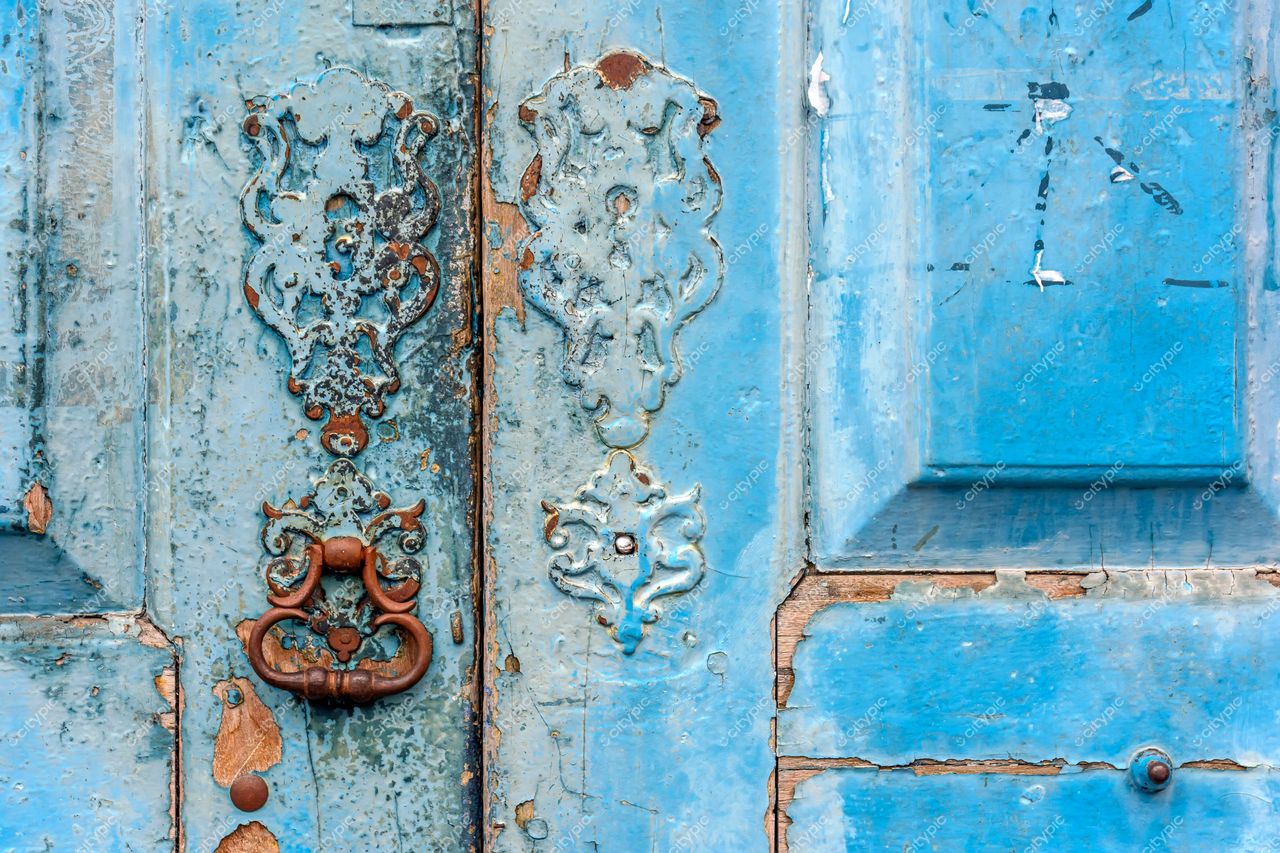 Diamantina, Minas Gerais: Porta antiga com charme colonial e detalhes ornamentais
