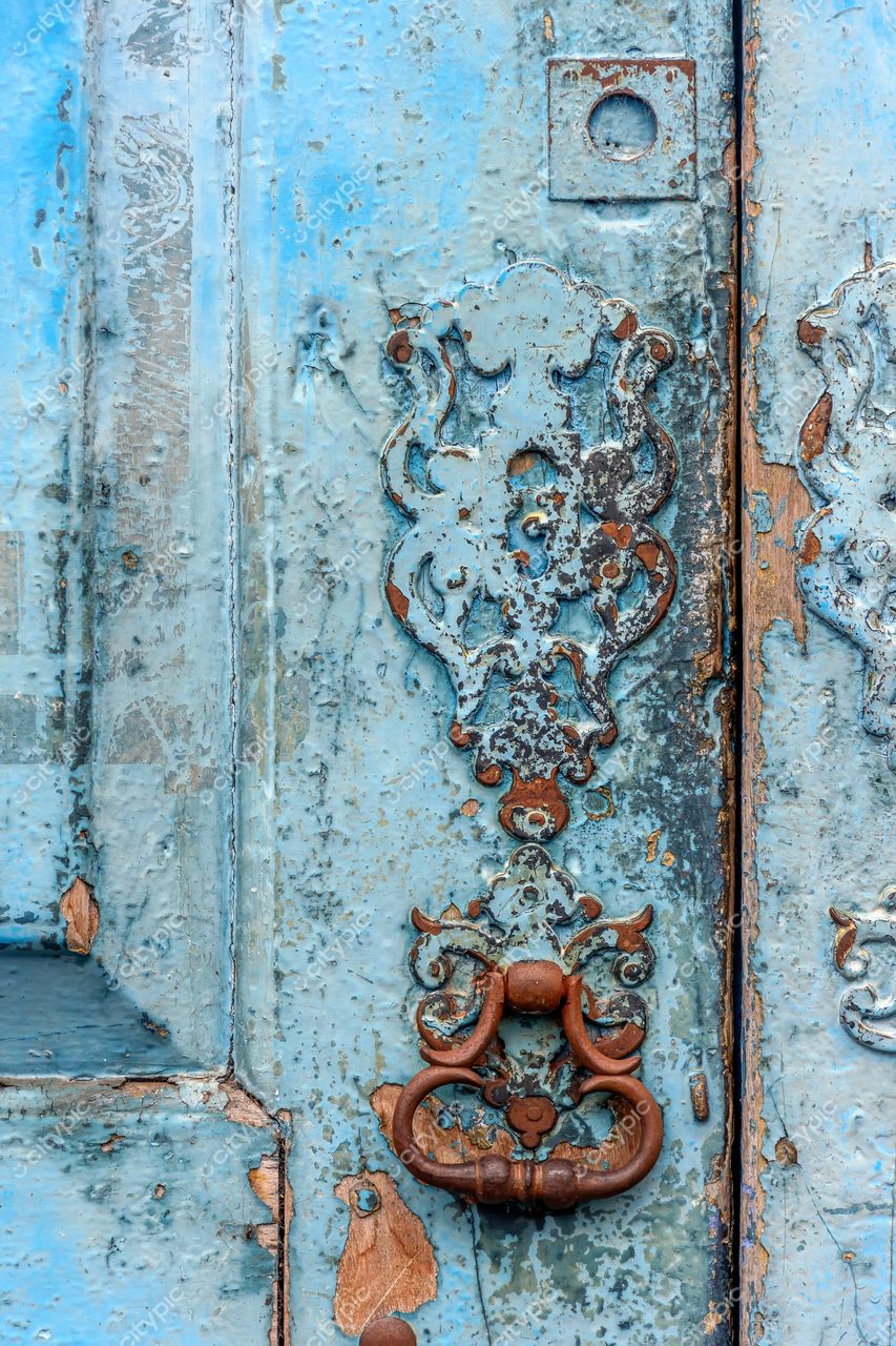 Diamantina, Minas Gerais: Porta Antiga com Acabamento em Azul Desgastado e Puxador de Metal Rustico