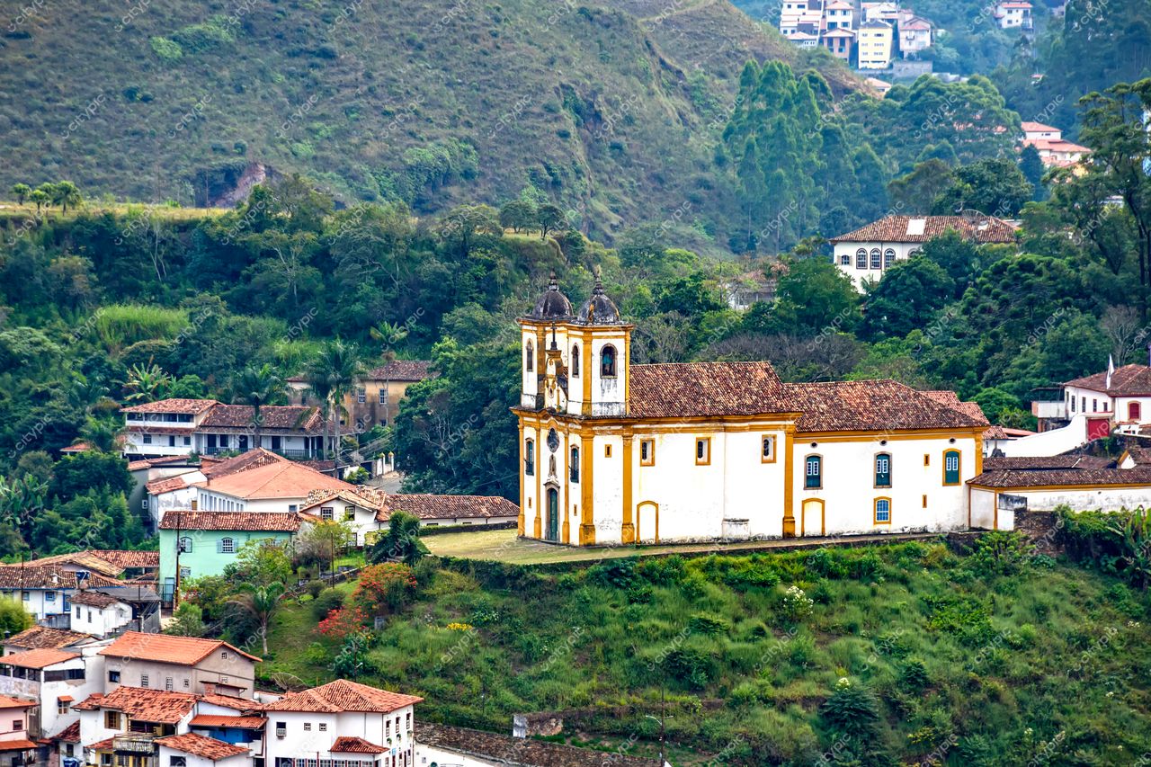 Ouro Preto, Minas Gerais: Igreja colonial em destaque na paisagem exuberante da histórica cidade