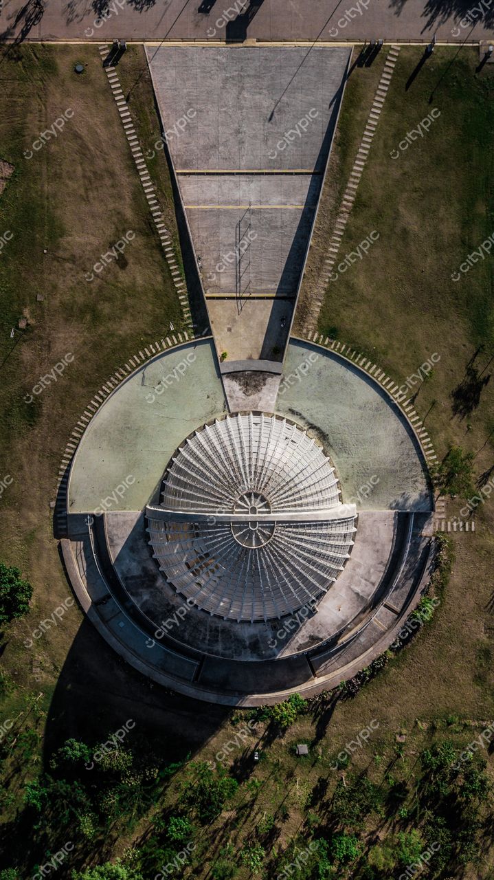 São Paulo, Brasil: Monumento em espiral e natureza em harmonia