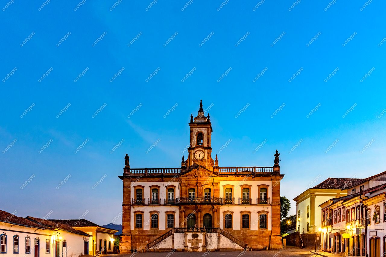 Ouro Preto, Minas Gerais: Praça Tiradentes e a Câmara Municipal ao entardecer