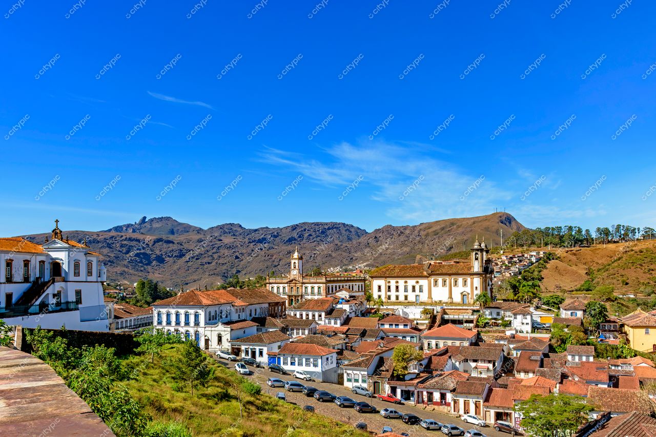 Ouro Preto, Minas Gerais: Vista Panorâmica da Arquitetura Colonial e Montanhas Onduladas