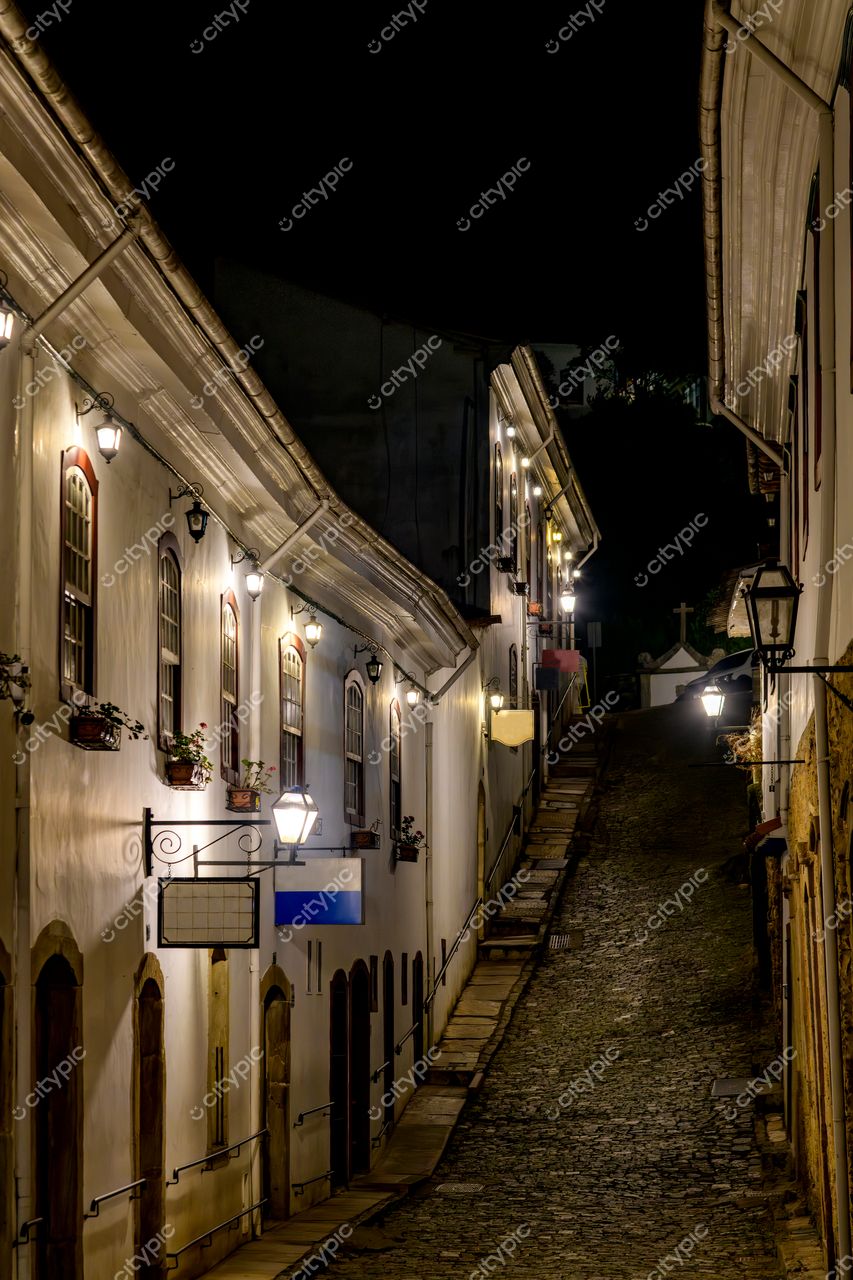 Ouro Preto, Minas Gerais: Rua de paralelepípedos à noite com fachadas coloniais e iluminação suave