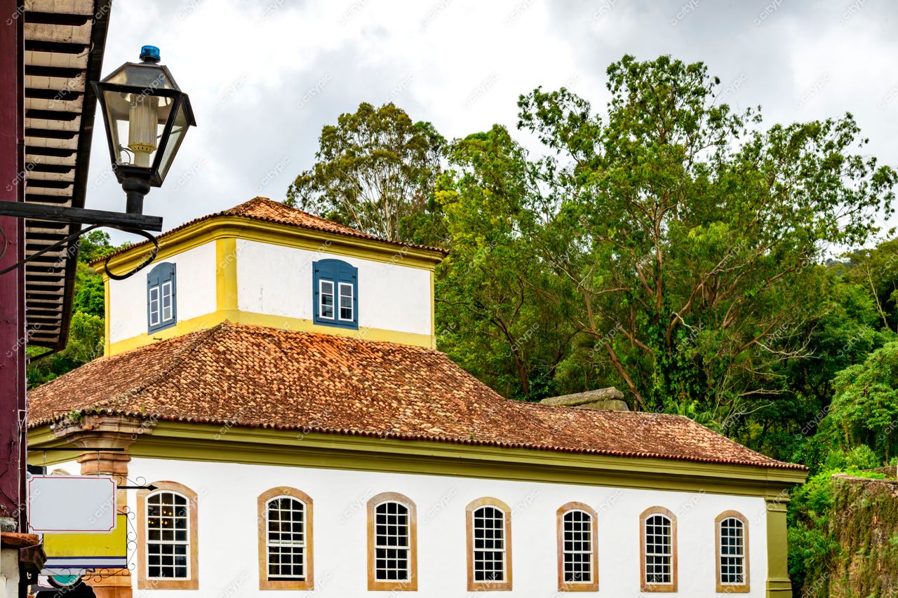 Ouro Preto, Minas Gerais: Edifício histórico com telhado amarelo e janelas azuis