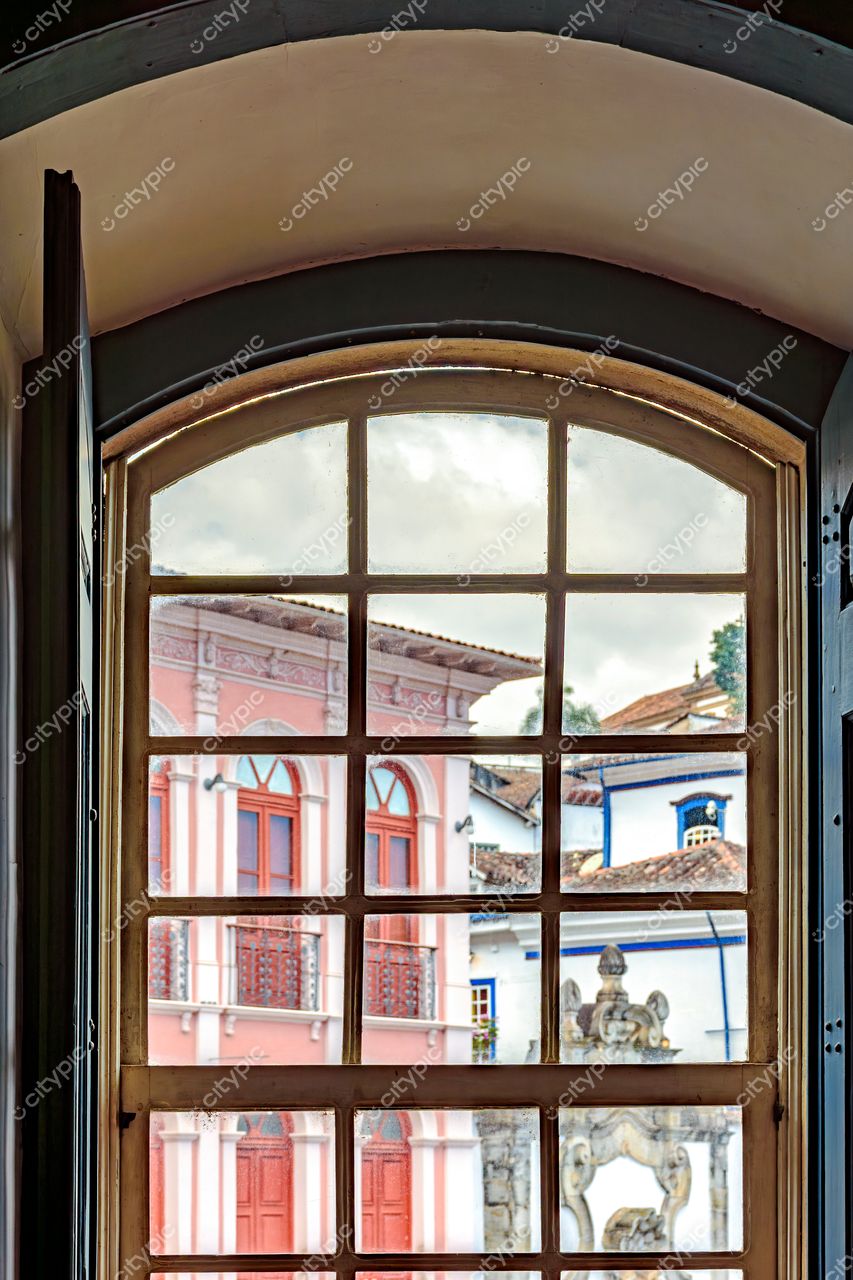 Ouro Preto, Minas Gerais: Vista encantadora da arquitetura colonial através de uma janela arqueada