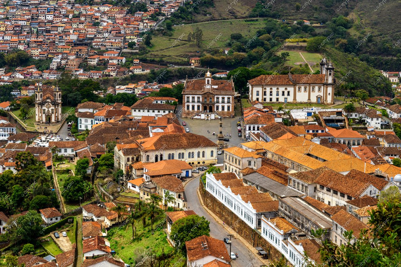 Ouro Preto, Minas Gerais: Vista panorâmica da cidade histórica com igrejas e casario colonial