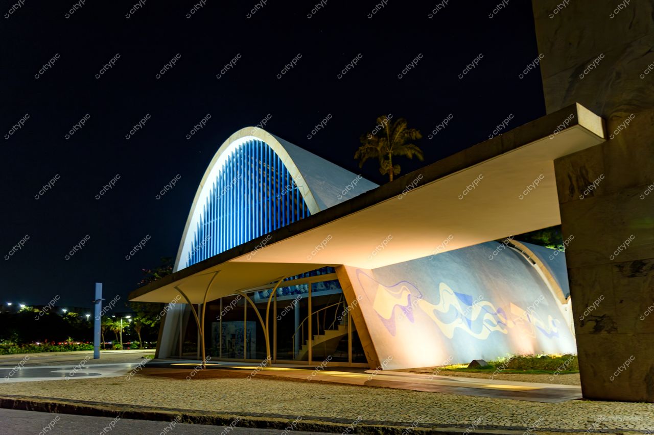 Edifício Moderno e Icônico em Belo Horizonte: Harmonia entre Arte e Urbanismo