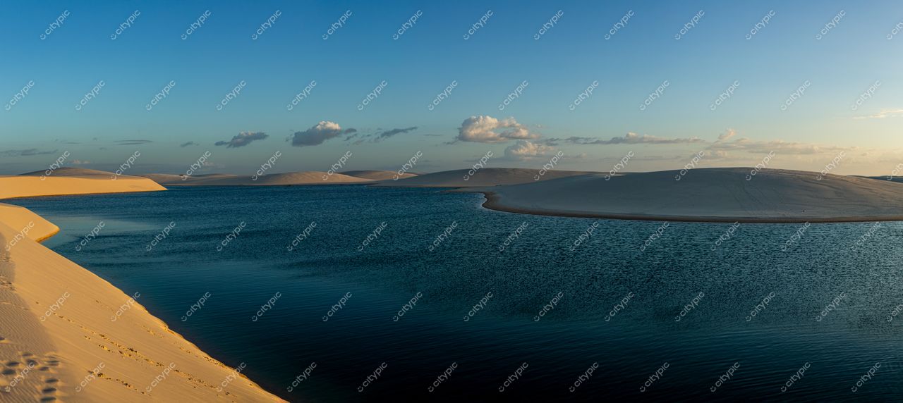 Oásis Dourado: A Serenidade das Dunas e Águas Cristalinas