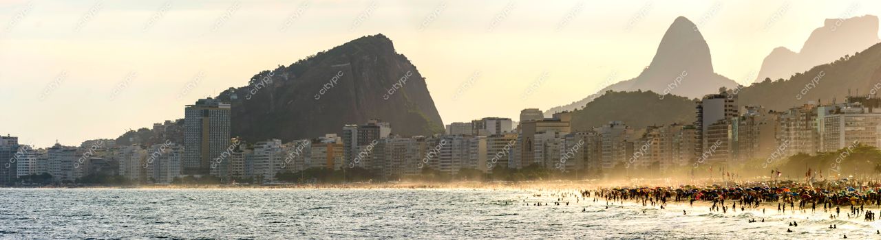 Copacabana, Rio de Janeiro: A vibrante praia banhada por uma luz dourada