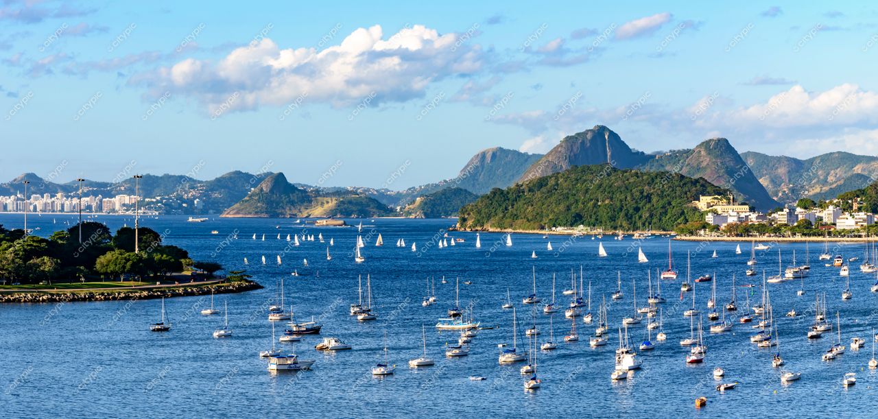 Botafogo, Rio de Janeiro: Vista panorâmica da baía com embarcações e montanhas ao fundo