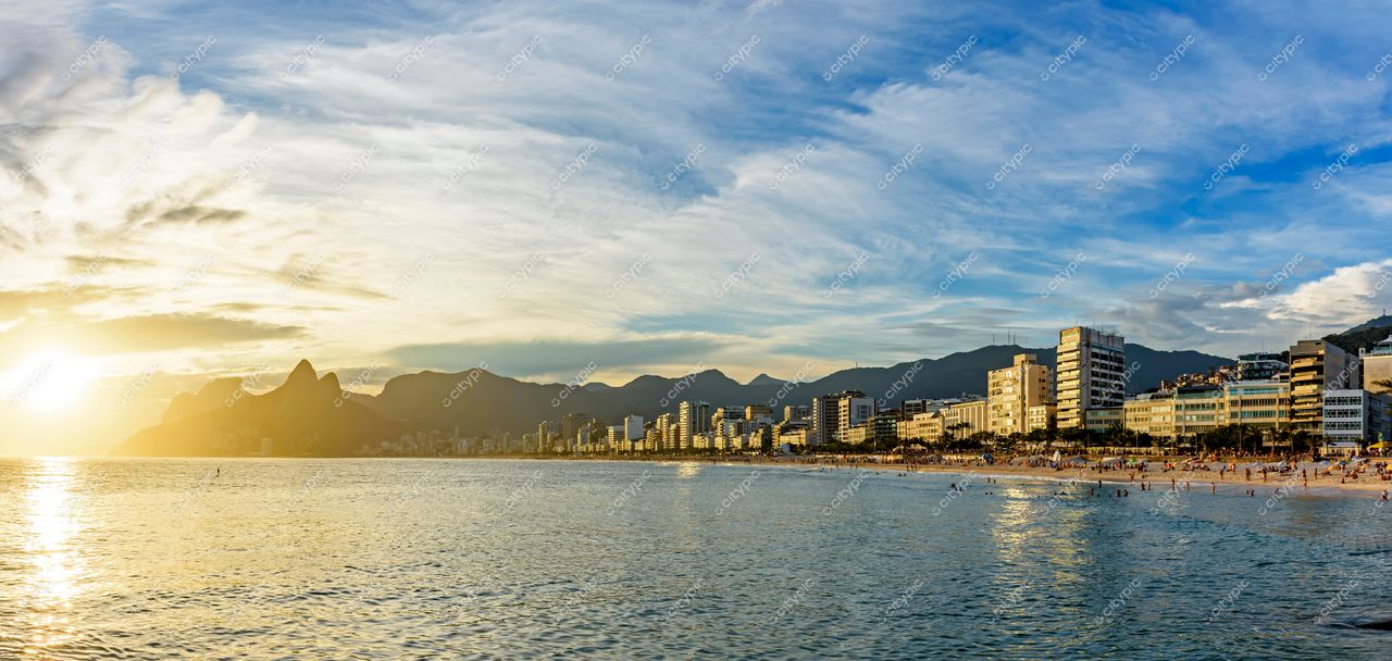 Pôr do sol deslumbrante na Praia de Ipanema, Rio de Janeiro: a essência da beleza carioca