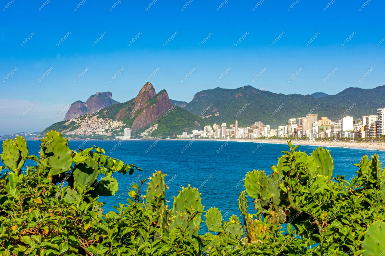 Praia de Ipanema: Beleza Natural e Energia Vibrante no Rio de Janeiro, Brasil
