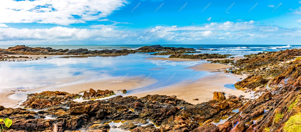 Uruçuca, Bahia: Paisagem Costeira de Beleza Rústica