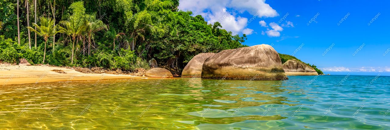 Praia Paradisíaca em Ilha Grande, Angra dos Reis: Mar calmo, areia dourada e vegetação exuberante no Rio de Janeiro, Brasil