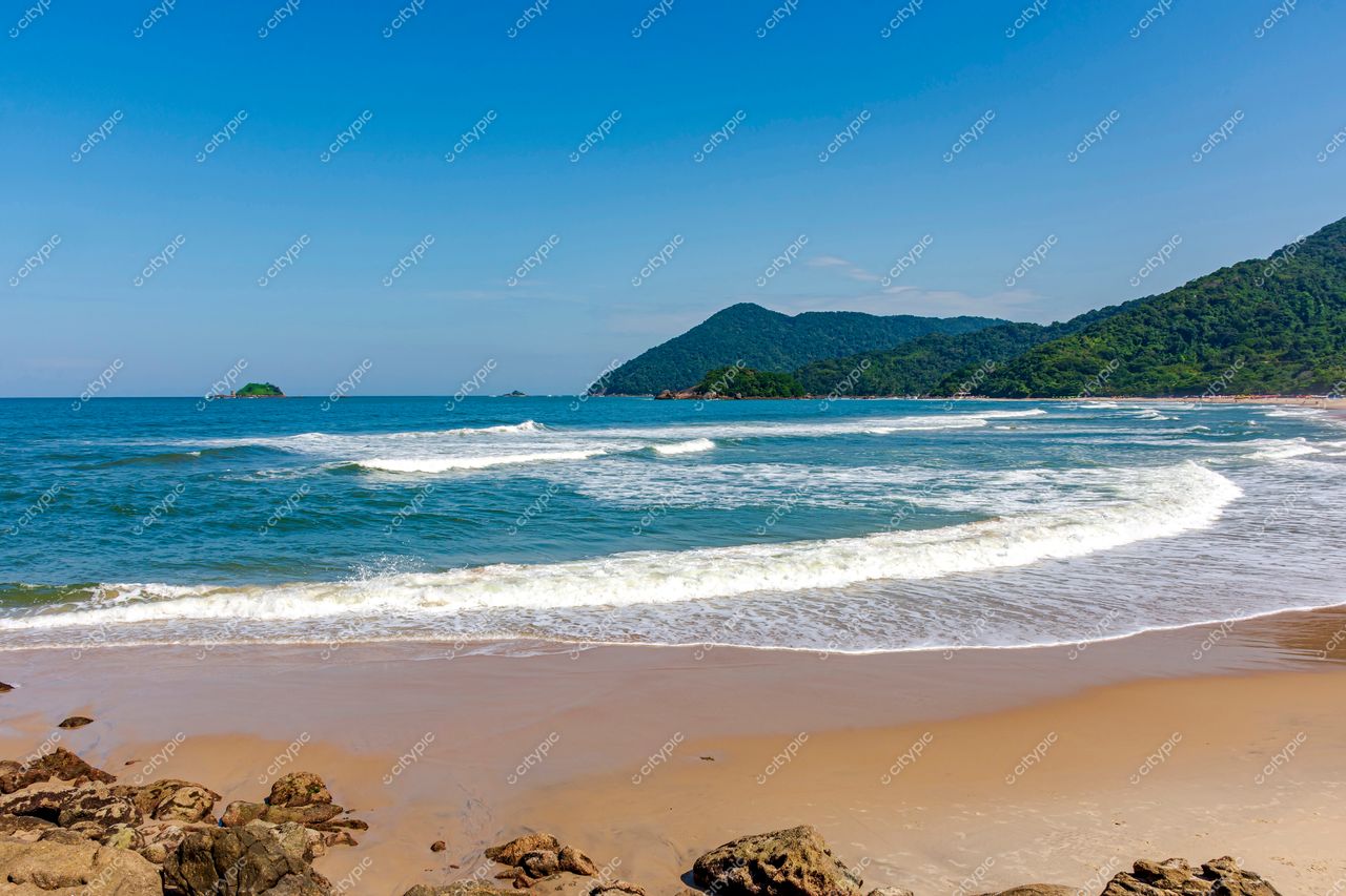 Guarujá, São Paulo: Praia paradisíaca de águas azuis e areias douradas