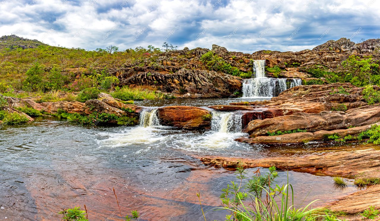 Diamantina, Minas Gerais: Rio sereno entre rochas e vegetação exuberante