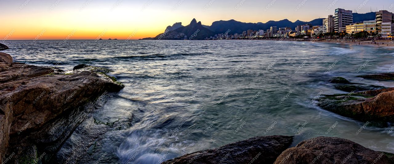 Pôr do sol deslumbrante na Praia de Ipanema, Rio de Janeiro: a beleza natural e a atmosfera animada de um dos destinos mais famosos do mundo