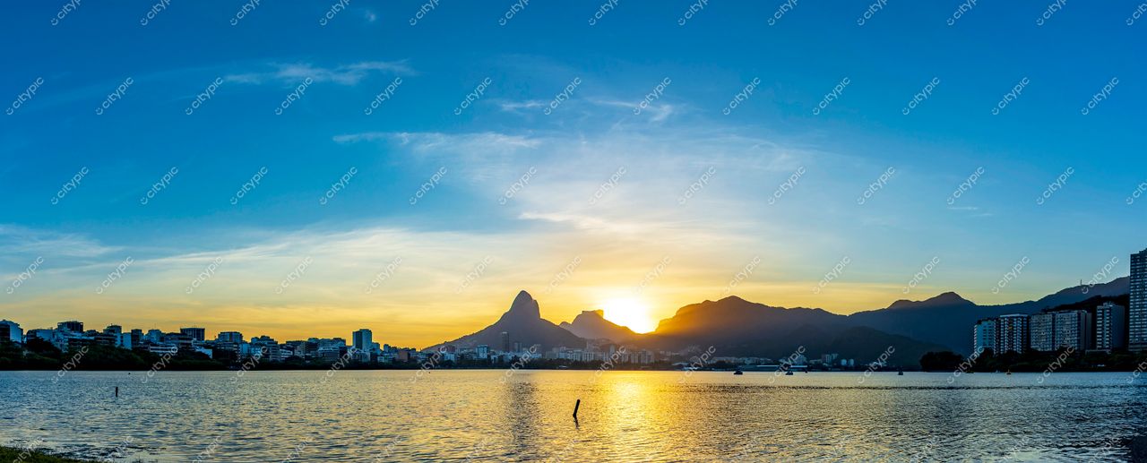 Lagoa ao Pôr do Sol: Panorama Deslumbrante no Rio de Janeiro, Brasil