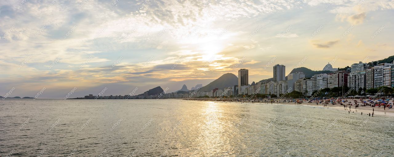 Pôr do Sol em Copacabana: Beleza Natural e Urbana no Rio de Janeiro, Brasil