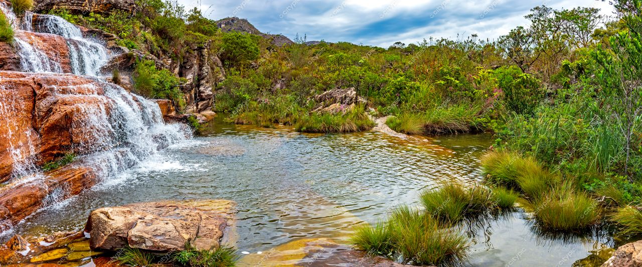 Diamantina, Minas Gerais: Cachoeira serena em meio à exuberante natureza