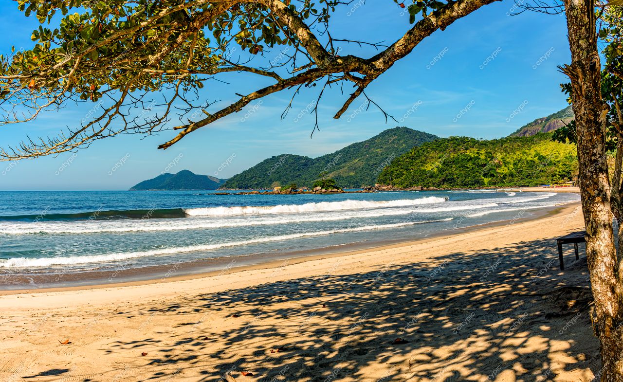 Praia Paradisíaca em Ilhabela, São Paulo: Oásis de tranquilidade e beleza natural