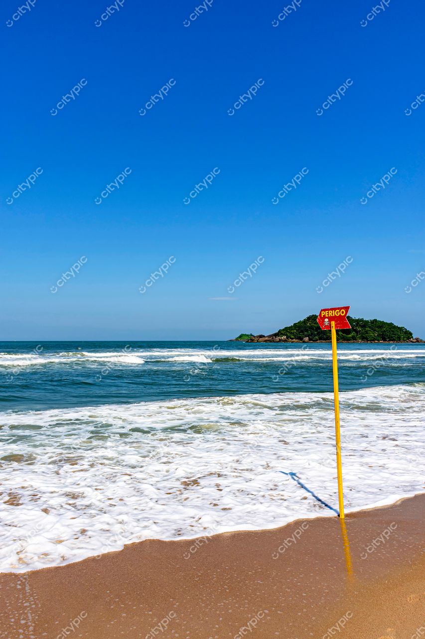 Guarujá, São Paulo: Praia paradisíaca com alerta de perigo e ilha ao fundo