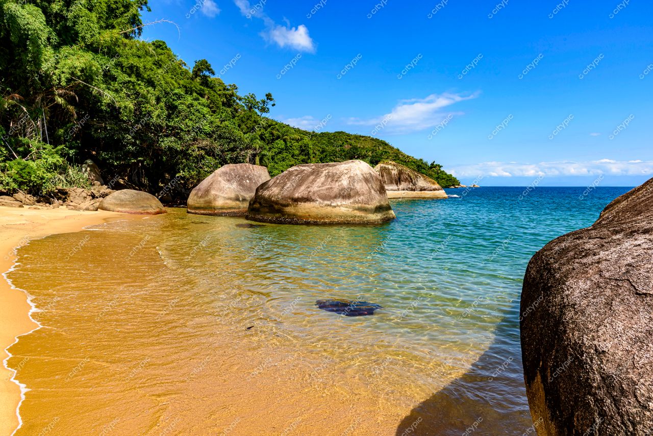 Praia Paradisíaca em Ilha Grande, Angra dos Reis: Um Refúgio Natural de Beleza Exuberante