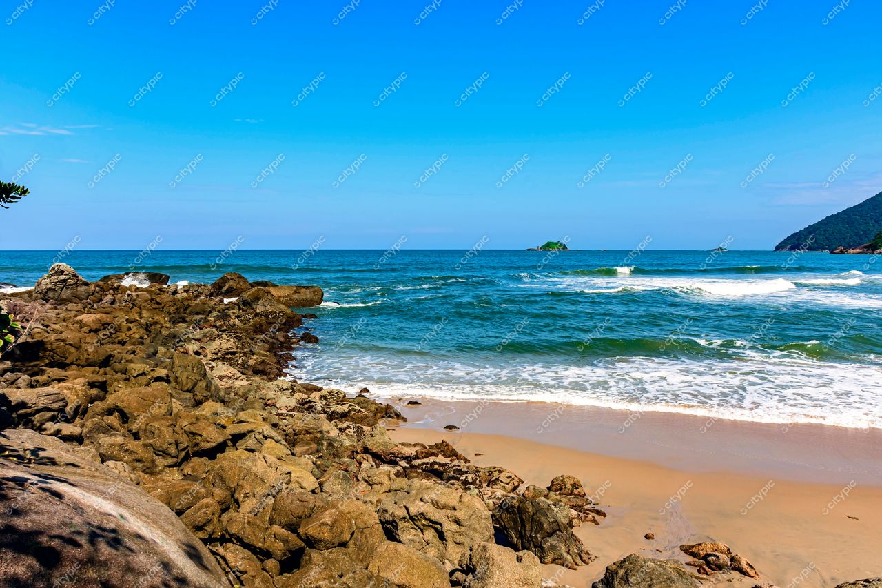Guarujá, São Paulo: Costa tropical com rochas e mar azul vibrante